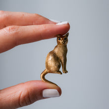 Load image into Gallery viewer, RESERVED: Vintage Brushed 18K Yellow Gold Cat with Sapphire Eyes Brooch