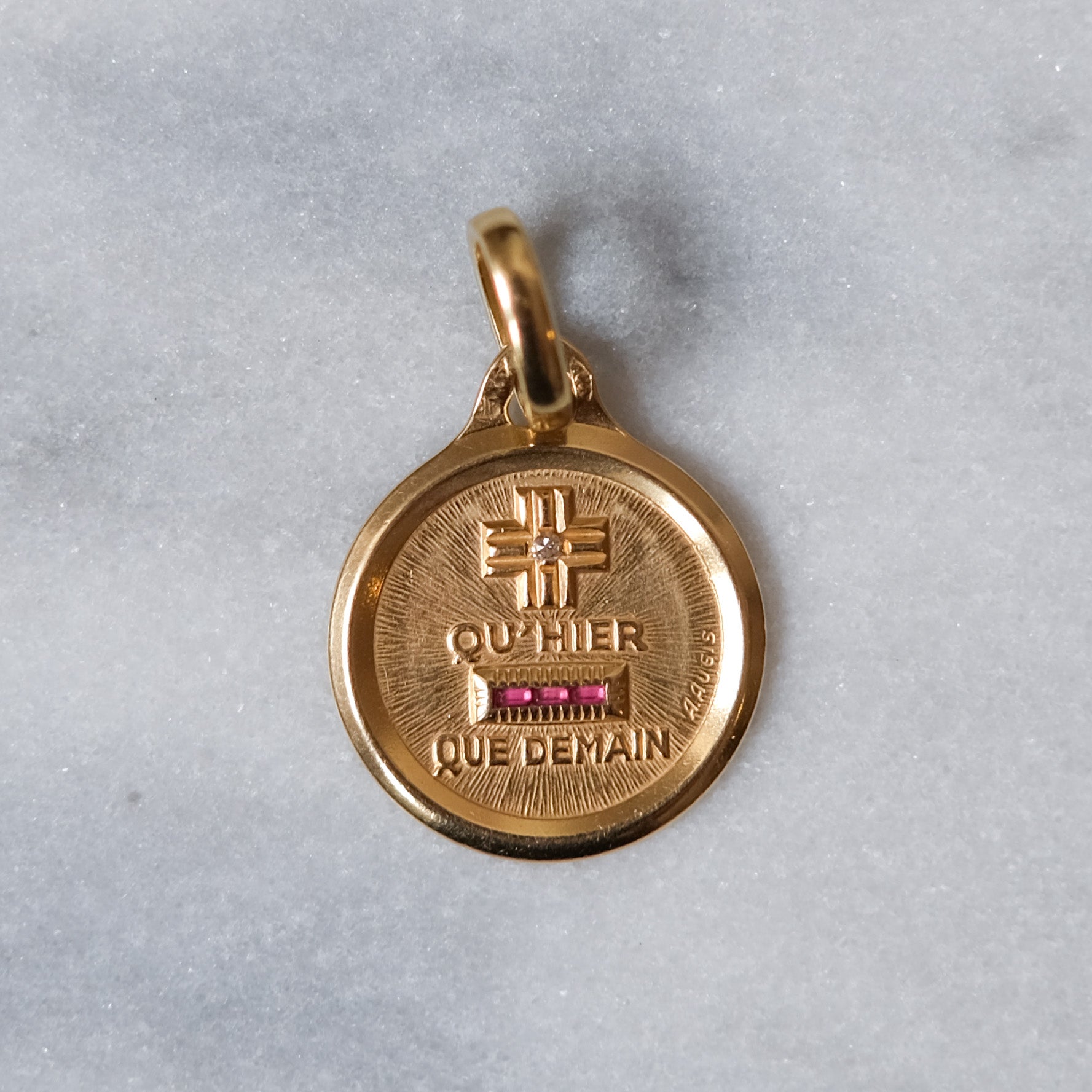 La Médaille d'Amour ® L'Unique - Plus qu'hier moins que demain - - Modèle Officiel La Médaille d'Amour ® L'Unique - Plus qu'hier moins que demain - - Modèle Officiel
