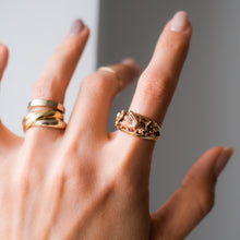 Load image into Gallery viewer, Vintage 9K Yellow and Rose Gold Bee and Flower Ring