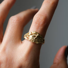 Load image into Gallery viewer, 14K Yellow Gold Swan with Flower Ring 6.93g