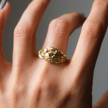 Load image into Gallery viewer, 14K Yellow Gold Swan with Flower Ring 6.96g