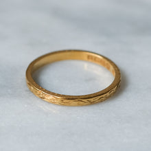 Load image into Gallery viewer, Vintage 22K Yellow Gold Engraved Band