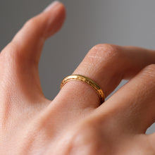 Load image into Gallery viewer, Vintage 1950s 18K Yellow Gold Engraved Band