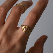 Load image into Gallery viewer, Edwardian 18K Yellow Gold Lovers Knot Ring