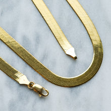 Load image into Gallery viewer, Vintage 17.75 inch 14K Yellow Gold 5mm Herringbone Chain
