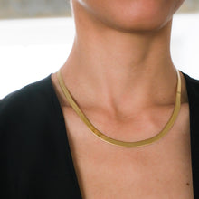 Load image into Gallery viewer, Vintage 17.75 inch 14K Yellow Gold 5mm Herringbone Chain