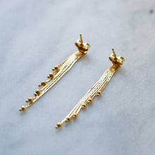 Load image into Gallery viewer, Vintage 8K Yellow Gold Tassel Earrings
