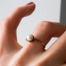 Load image into Gallery viewer, Vintage 18K Yellow Gold Pearl Ring