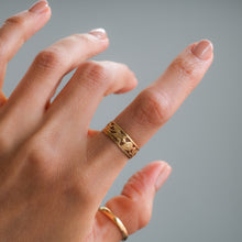 Load image into Gallery viewer, Vintage 14K Yellow Gold Pierced Floral Band