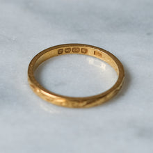 Load image into Gallery viewer, Vintage 22K Yellow Gold Engraved Band