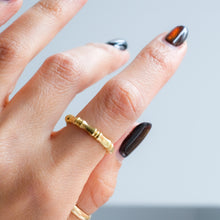 Load image into Gallery viewer, Vintage UnoAErre Bamboo Ring size US 7