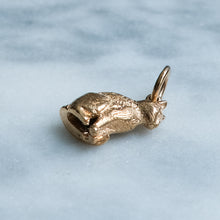 Load image into Gallery viewer, Vintage Sitting Cat Charm (2.9 grams)