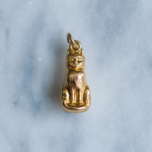 Load image into Gallery viewer, Vintage Sitting Cat Charm (0.78 grams)