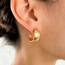 Load image into Gallery viewer, 14K Yellow Gold Bold Hoop Earrings