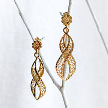 Load image into Gallery viewer, 14K Yellow Gold Diamond-Cut Filigree Twist Drop Earrings