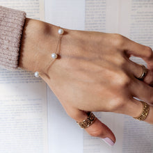 Load image into Gallery viewer, 7.5 inch 14k Yellow Gold Dainty Cultured Pearl Station Bracelet