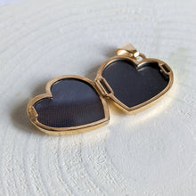 Load image into Gallery viewer, 9K Yellow Gold Heart Shaped Four Leaf Clover Locket