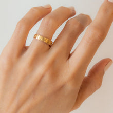 Load image into Gallery viewer, 1920s 18K Yellow Gold Twin Heart Ring