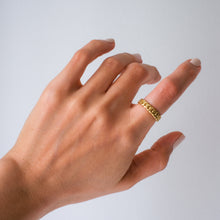 Load image into Gallery viewer, Vintage 1970s 18K Yellow Gold Curb-Link Stacking Ring