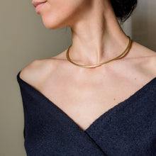 Load image into Gallery viewer, Vintage 17 inch / 43 cm 14K Omega Choker Necklace