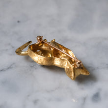 Load image into Gallery viewer, Vintage Brushed 18K Yellow Gold Cat with Sapphire Eyes Brooch
