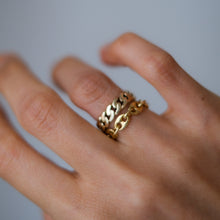 Load image into Gallery viewer, 18K Yellow Gold Gucci Link Ring
