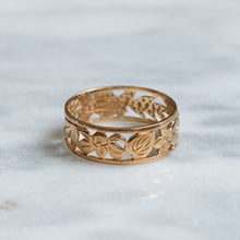 Load image into Gallery viewer, Vintage 14K Yellow Gold Pierced Floral Band
