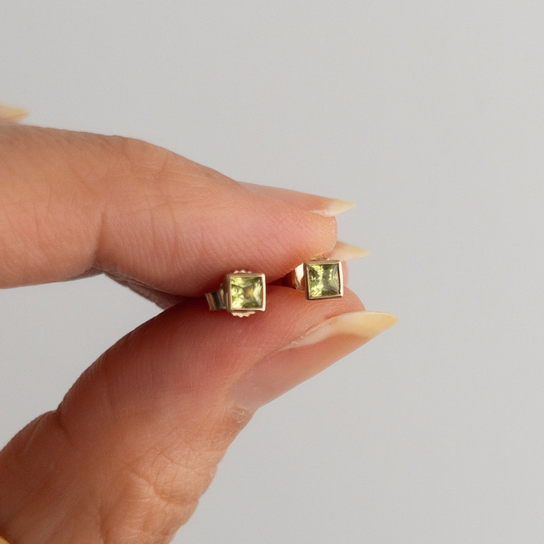 Vintage 9K Yellow Gold Peridot Stud Earrings