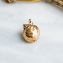 Load image into Gallery viewer, Vintage 1970s Sea Shell Charm
