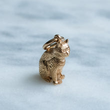 Load image into Gallery viewer, Vintage Sitting Cat Charm (2.9 grams)
