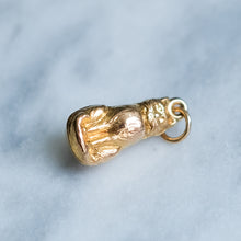 Load image into Gallery viewer, Vintage Sitting Cat Charm (0.78 grams)
