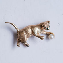 Load image into Gallery viewer, Vintage Retro Playful Cat Brooch
