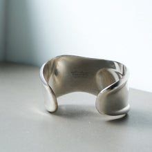 Load image into Gallery viewer, Vintage Elsa Peretti Bone Cuff by T&amp;Co. (Small)
