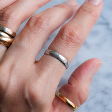 Load image into Gallery viewer, Vintage Art Deco Platinum Band with Engraved Foliate Decoration
