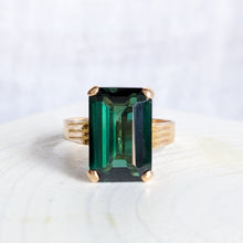 Load image into Gallery viewer, 18K Yellow Gold Synthetic Green Spinel Ring US 7 / UK N
