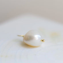 Load image into Gallery viewer, Baroque Pearl Pendant with 18K Yellow Gold Wire Bail
