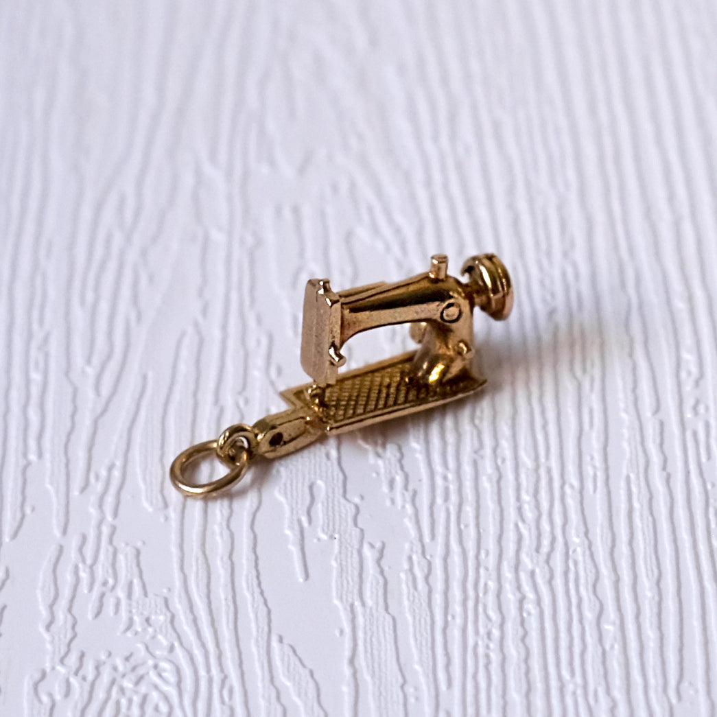 9K Yellow Gold Sewing Machine Charm