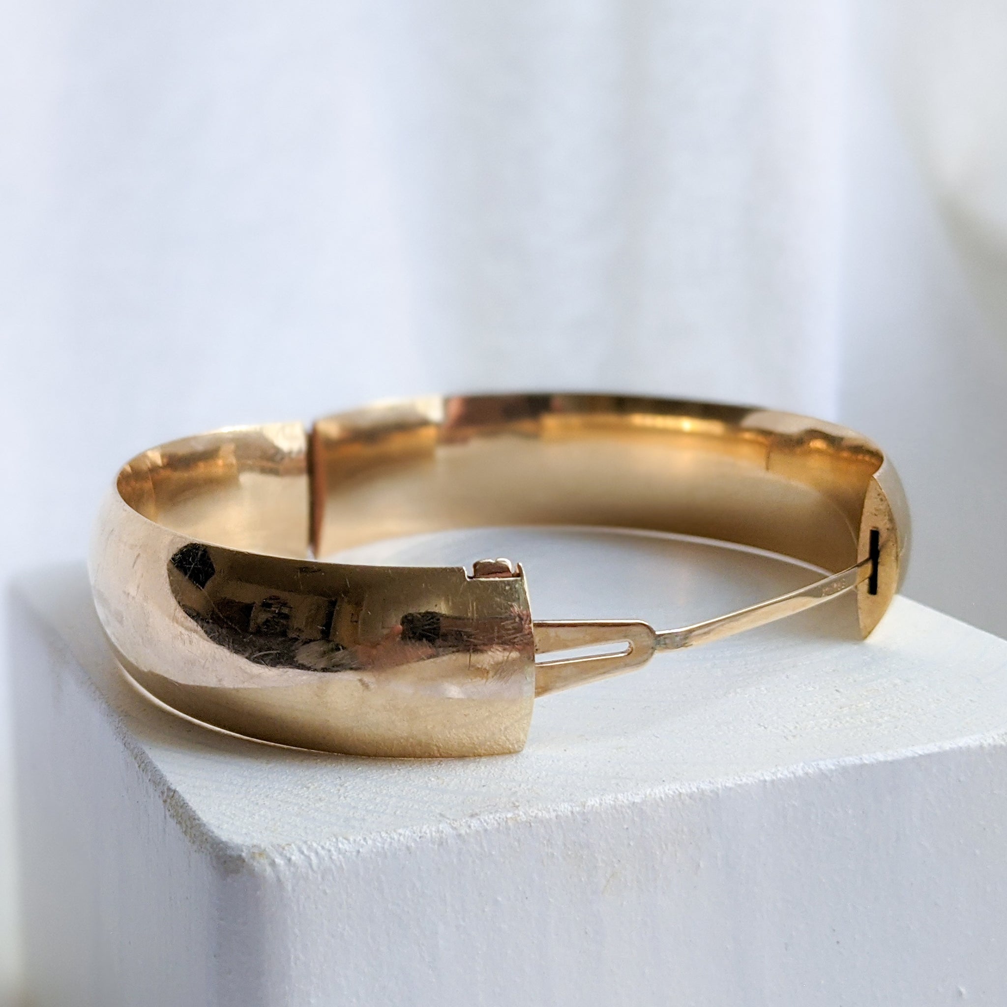 Solid gold deals hinged bangle