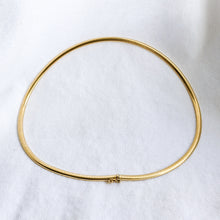 Load image into Gallery viewer, Vintage 17 inch / 43 cm 14K Omega Choker Necklace
